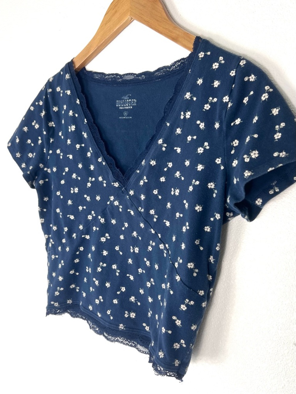 Hollister Navy Floral Lace-Trim V-Neck Crop Top Size Medium - Picture 3 of 4